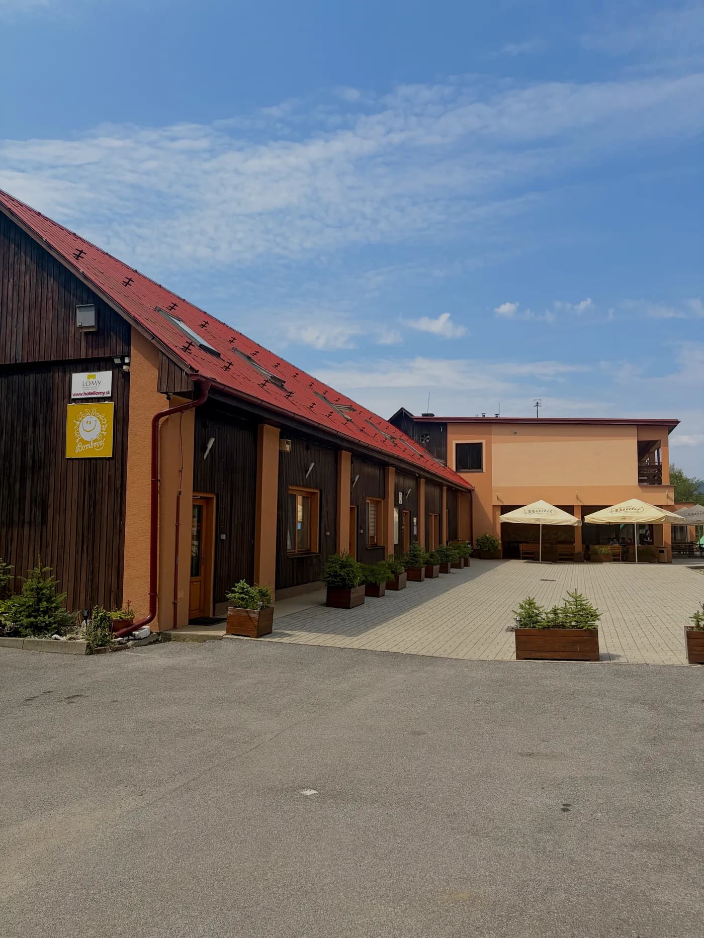 Budova Hotela Lomy v horskom prostredí
