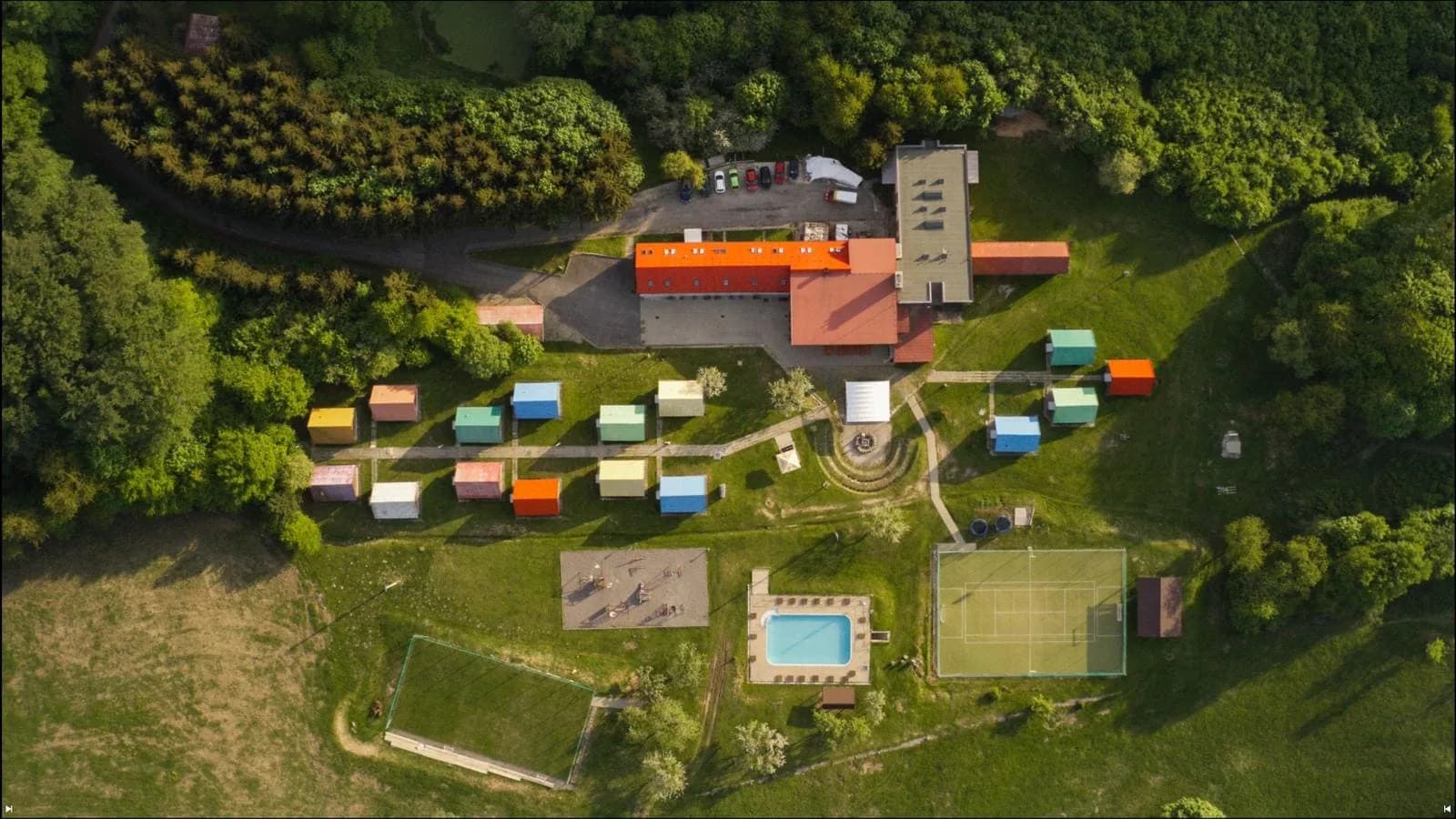 Pohľad na chaty Hotela Lomy medzi horami